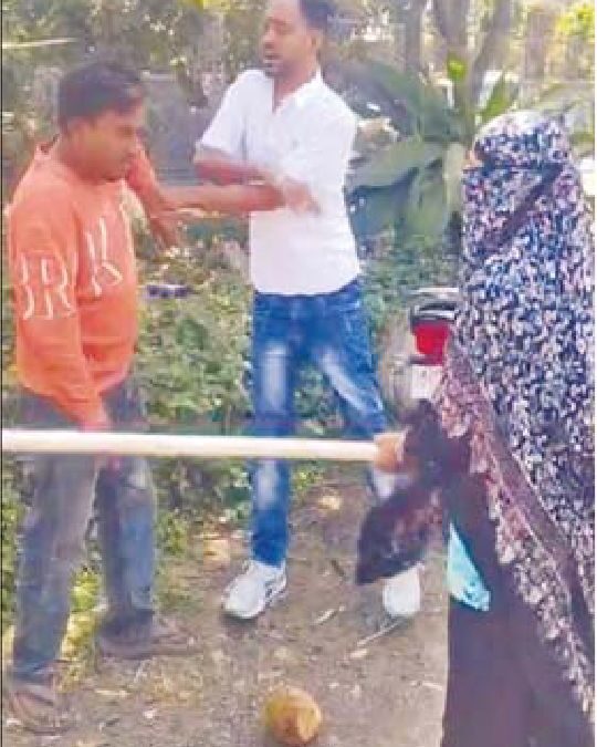 जिस युवती को छेड़ा उसने भी टिकाए डंडे