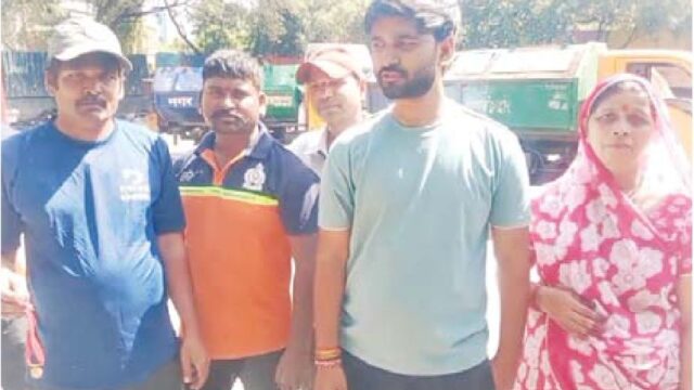 कचरा संग्रहण करने वालों ने मंगलसूत्र किया महिला के सुपुर्द