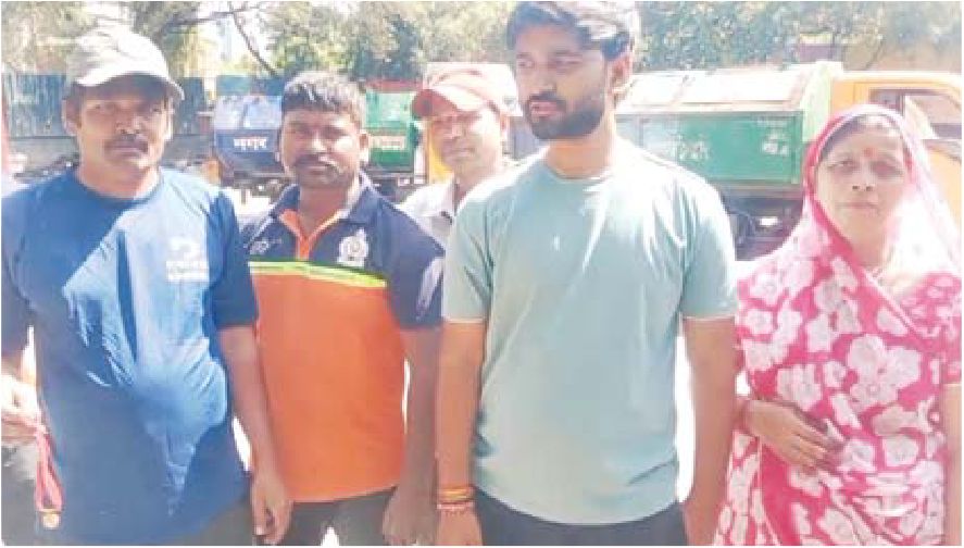 कचरा संग्रहण करने वालों ने मंगलसूत्र किया महिला के सुपुर्द