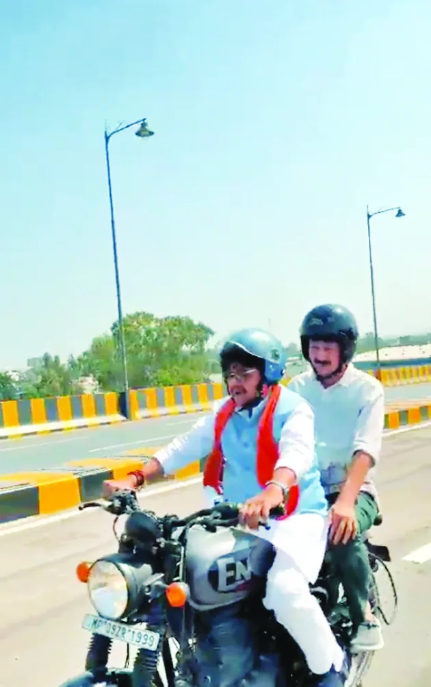 Kailash Vijayvargiya and MLA Ramesh Mendola on Bullet ride in Indore