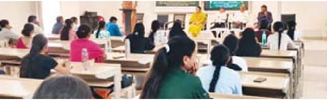 कालेज में व्याख्यान का समापन