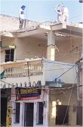 कंडीलपुरा में नागरिक खुद तोड़ने लगे अपने निर्माण