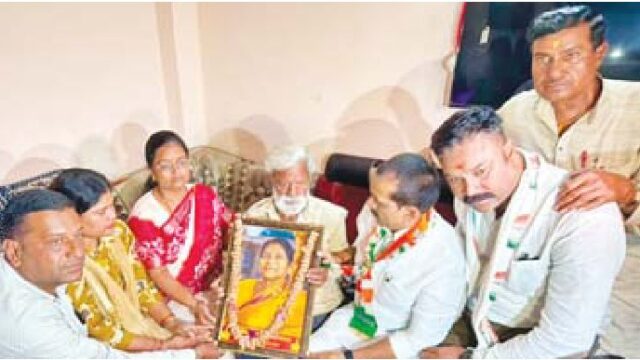 कांग्रेसियों को मृतकों के परिजनों ने कहा दोषियों को मिलना चाहिए सजा भागीरथपुरा में पहुंचे कांग्रेसी, अध्यक्ष ने कहा हम जांच रिपोर्ट से संतुष्ट नहीं