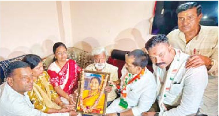 कांग्रेसियों को मृतकों के परिजनों ने कहा दोषियों को मिलना चाहिए सजा भागीरथपुरा में पहुंचे कांग्रेसी, अध्यक्ष ने कहा हम जांच रिपोर्ट से संतुष्ट नहीं