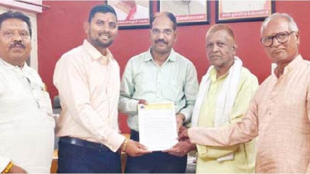 कर्मचारी कामगार संघ के पदाधिकारी पहुंचे मुख्यमंंत्री निवास