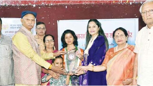 कविता प्रतियोगिता में विजेताओं का सम्मान