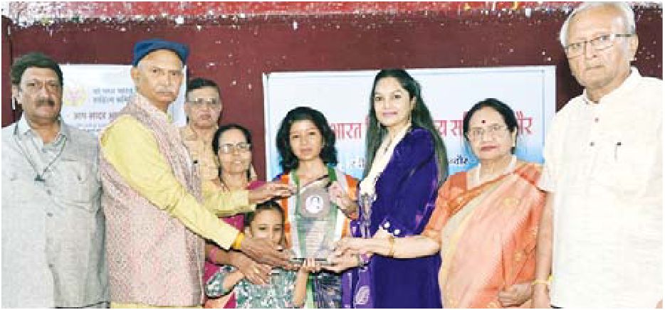 कविता प्रतियोगिता में विजेताओं का सम्मान