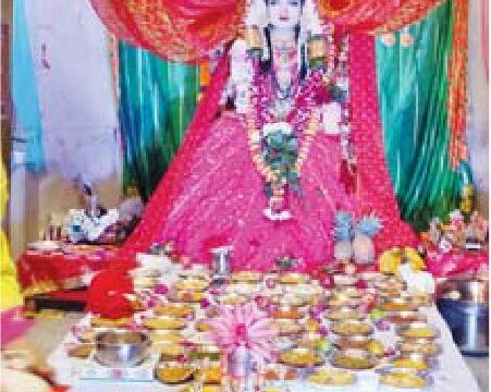 लक्ष्मी माता को छप्पन भोग लगाया