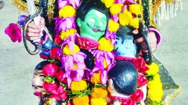 बालिका लावण्या माँ कालिका के रूप में दे रही है दर्शन