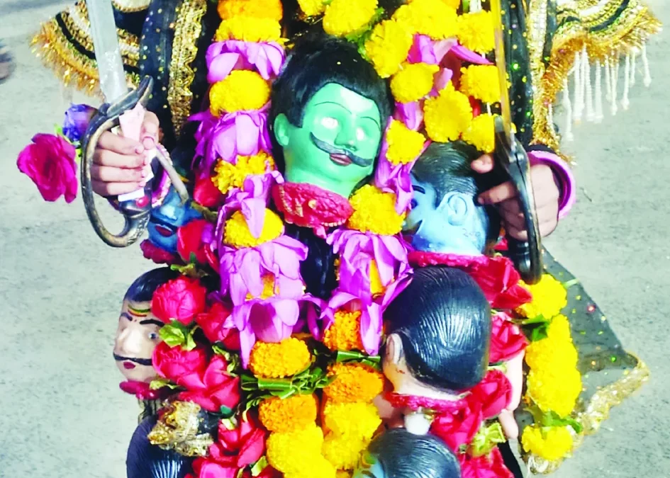 बालिका लावण्या माँ कालिका के रूप में दे रही है दर्शन