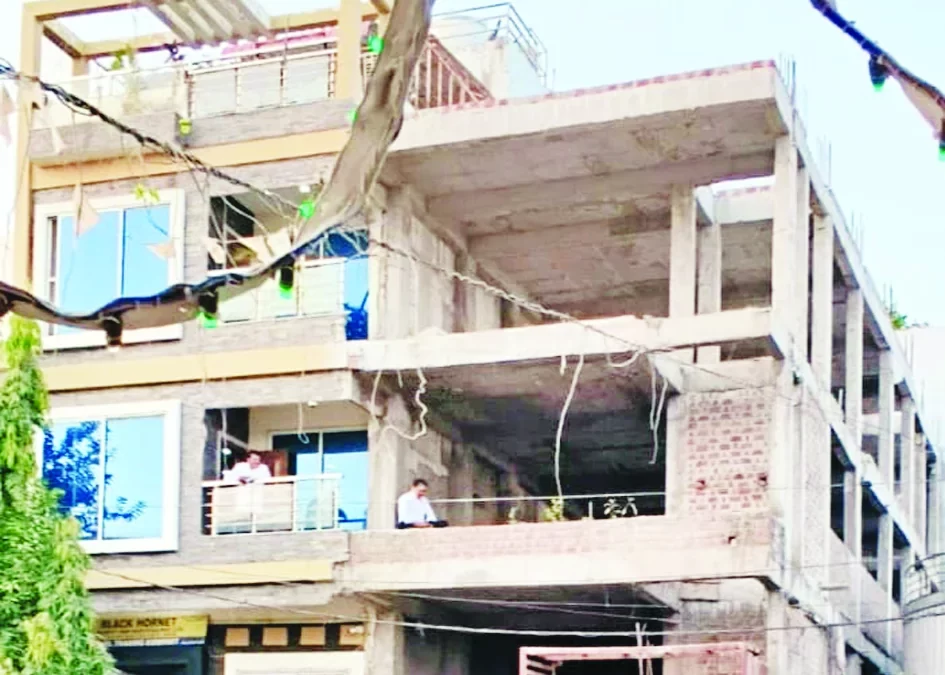 प्रधान आरक्षक के 15 झिकानों पर सचिZग 6.26 करोड़ की आय से अधिक संपिˆत
