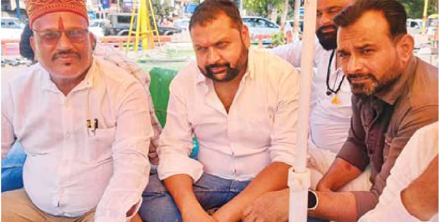 लोकतंत्र बचाने के मुद्दे पर आप नेताओं का धरना