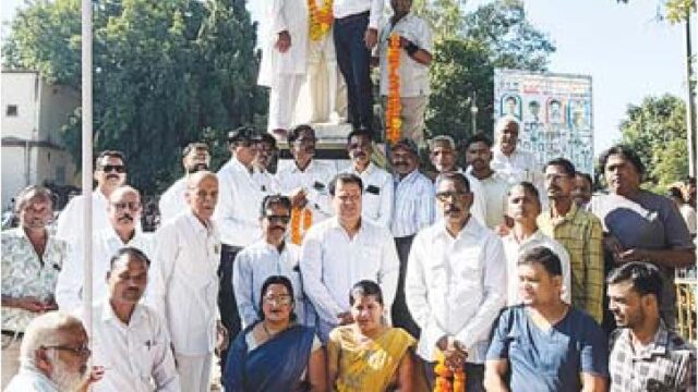 महाविद्यालय पहुंचे कांग्रसियों ने किया माल्यार्पण