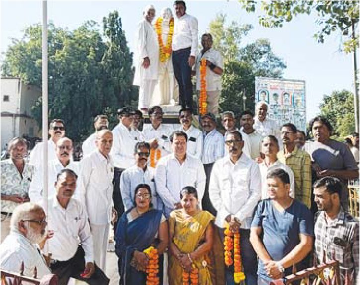 महाविद्यालय पहुंचे कांग्रसियों ने किया माल्यार्पण