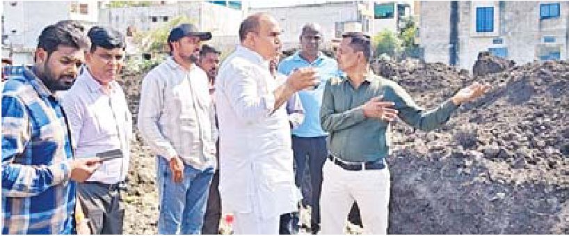 एमआईसी सदस्य और पार्षद ने किया पानी टंकी का निरीक्षण
