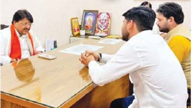 मंत्री ने सुनी प्रदेश कार्यालय में कार्यकर्ताओं की बात