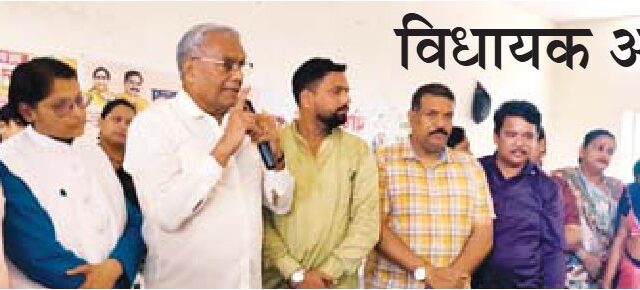 विधायक और भाजपाई पहुंचे आंगनवाडी