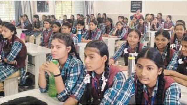 सांसद ने शुरू कराया कृमि मुक्ति के लिए गोली का वितरण
