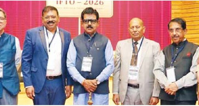 सांसद रहे विद्यार्थियों के बीच मौजूद