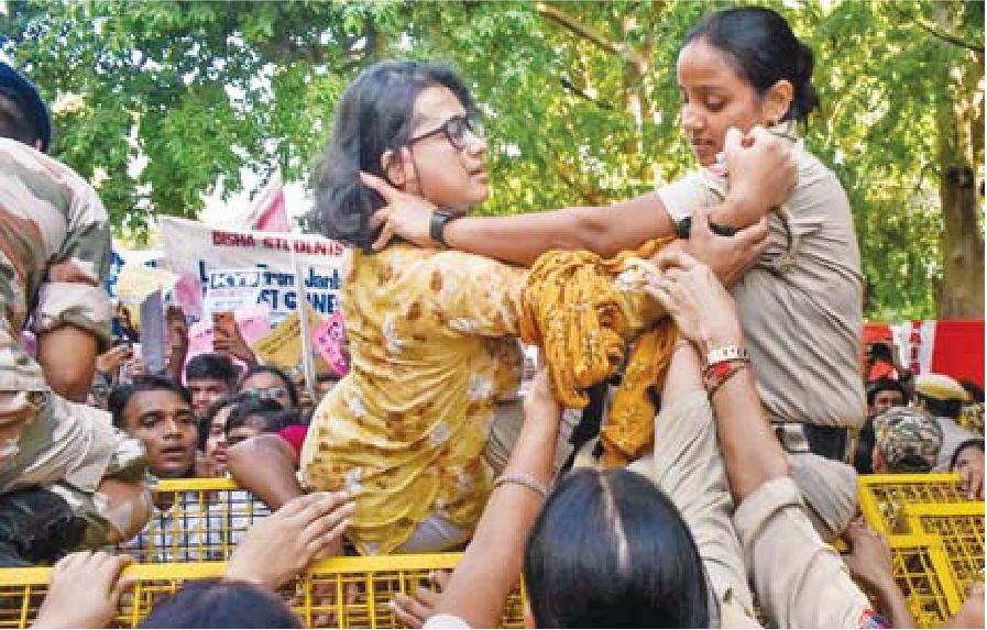नेहा बोहरा ने वर्दी पकड़ी, नाखून से नोंचा