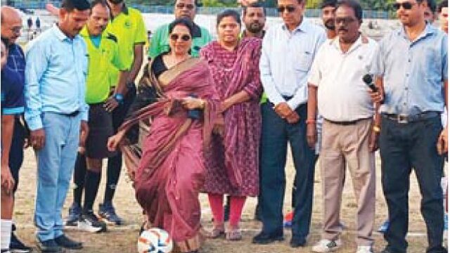नेहरू स्टेडियम में जिला चैंपियनशिप फुटबॉल प्रतियोगिता का आगाज