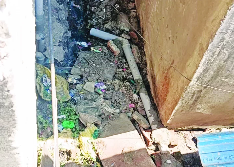 नाली के निर्माण को अवैध बताकर की शिकायत