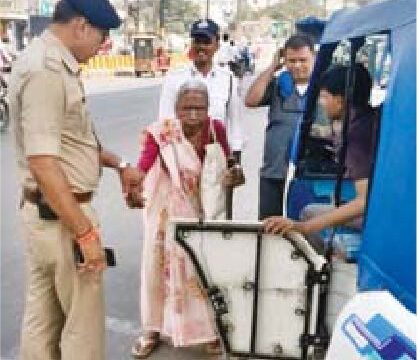 पुलिस द्वारा बुजुर्ग महिला की मदद