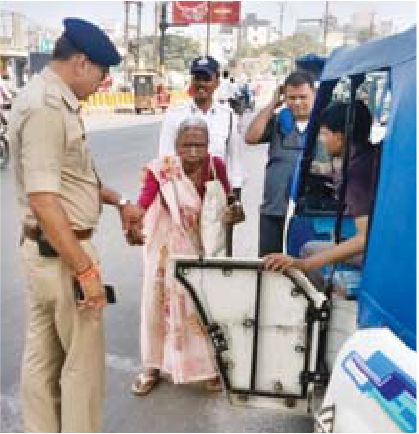 पुलिस द्वारा बुजुर्ग महिला की मदद