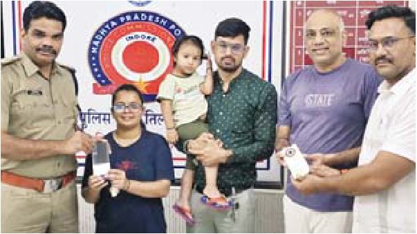 पुलिस ने गुम हुआ मोबाइल वापस लौटाया