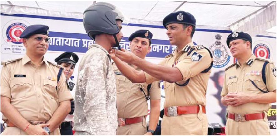पुलिस का सुरक्षा के लिए हेलमेट अभियान जारी