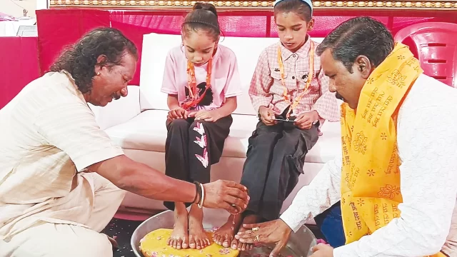 भाजपा नेता जोगी ने किया सैकड़ों कन्याओं का पादपूजन