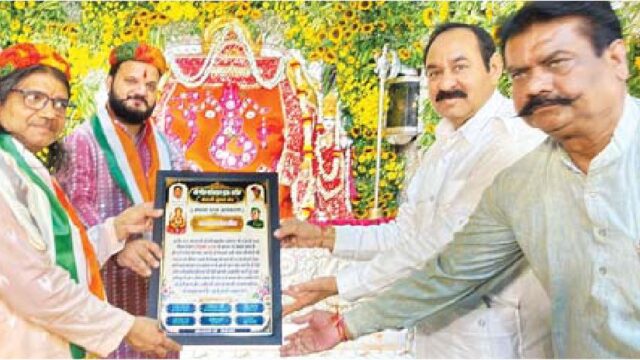 पूर्व विधायक ने किया पुजारी का सम्मान