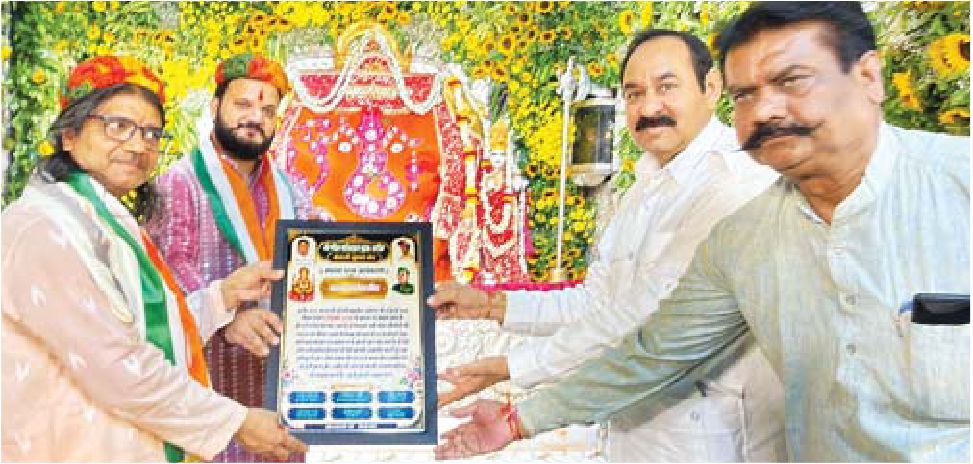 पूर्व विधायक ने किया पुजारी का सम्मान