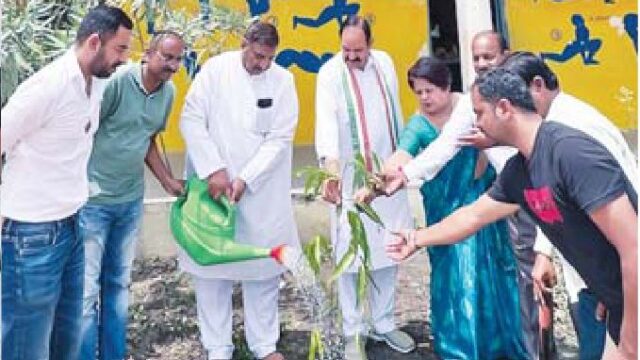 पूर्व विधायक ने की सामग्री वितरित और पौधारोपण
