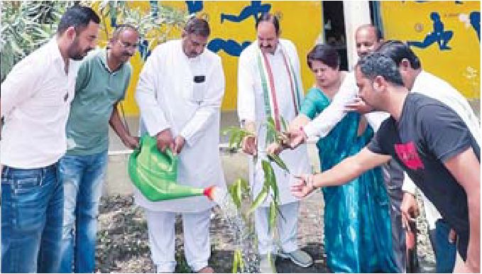 पूर्व विधायक ने की सामग्री वितरित और पौधारोपण