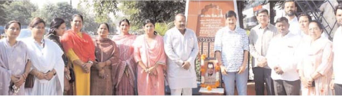 राजमाता सिंधिया को माल्यार्पण कर किया याद