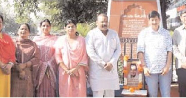 राजमाता सिंधिया को माल्यार्पण कर किया याद