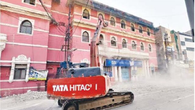 राजवाड़ा पर बैंक की बिल्डिंग का खतरनाक छज्जा निगम ने तोड़ा