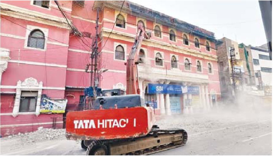 राजवाड़ा पर बैंक की बिल्डिंग का खतरनाक छज्जा निगम ने तोड़ा