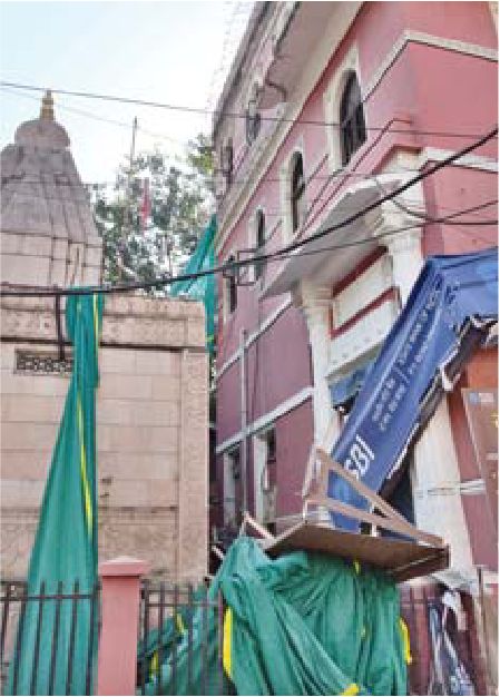 राजवाड़ा पर छज्जा गिरा नहीं, बल्कि हटाया गया