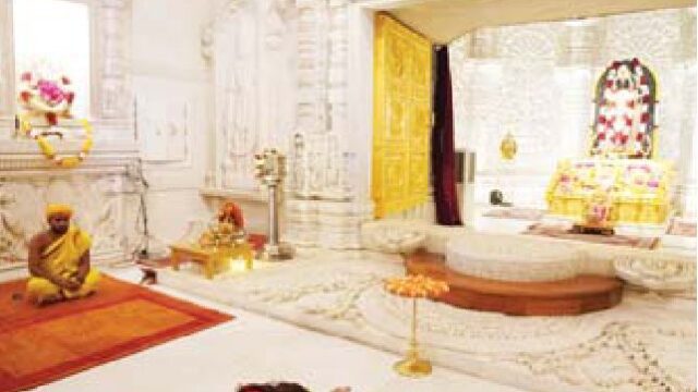 रामलला के दरबार में नतमस्तक हुईं कंगना