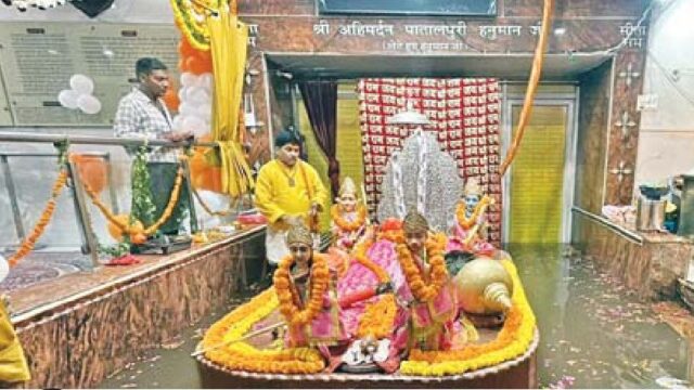 रौद्र रूप में गोमती मंदिर में घुसा पानी
