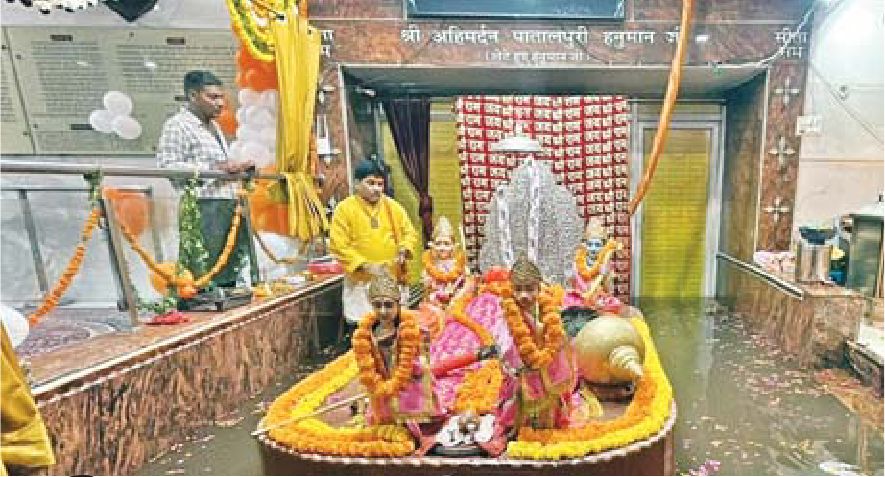 रौद्र रूप में गोमती मंदिर में घुसा पानी