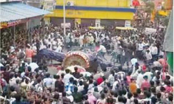 रावण को गिराकर पीट-पीट कर मारा