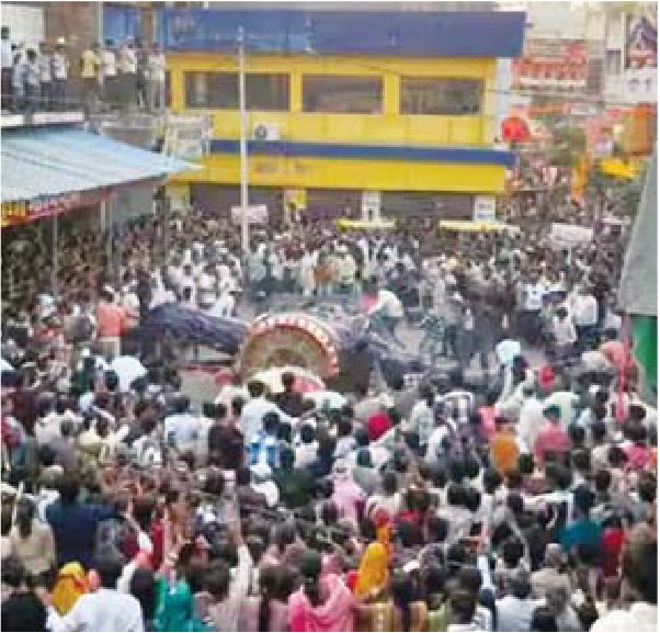 रावण को गिराकर पीट-पीट कर मारा