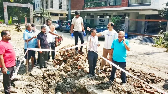 फूटी नर्मदा पाइप लाइन का जताया रहवासियों ने विरोध