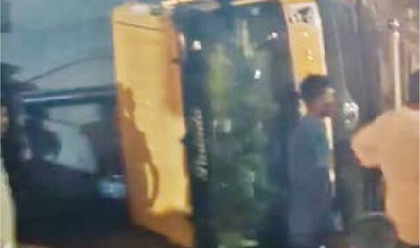 रेती खाली कर रहा डम्पर पलटा