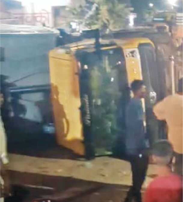 रेती खाली कर रहा डम्पर पलटा