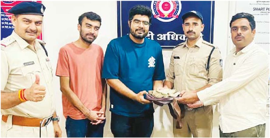 साढ़े तीन लाख से भरा बैग पुलिस ने ढूंढा और सौंपा