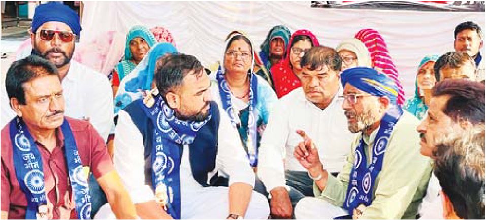 सफाई कर्मियों की सांवेर हड़ताल में पहुंचे जिला कांग्रेस अध्यक्ष
